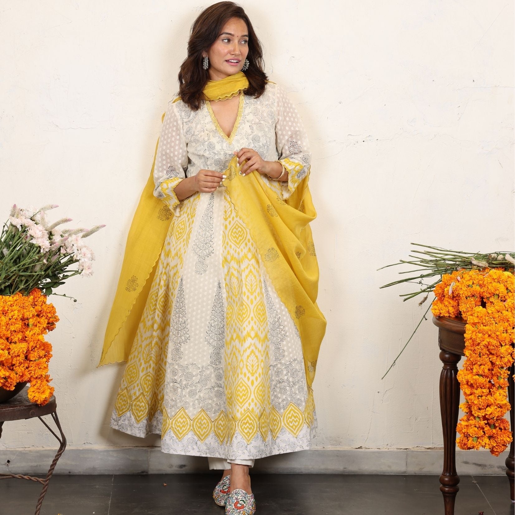 White dress with yellow dupatta hotsell