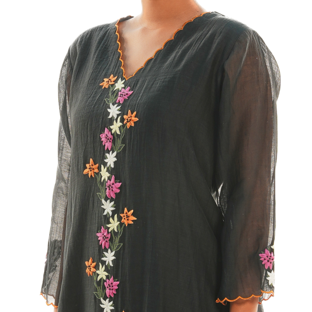 A women wearing black colored kurta set.