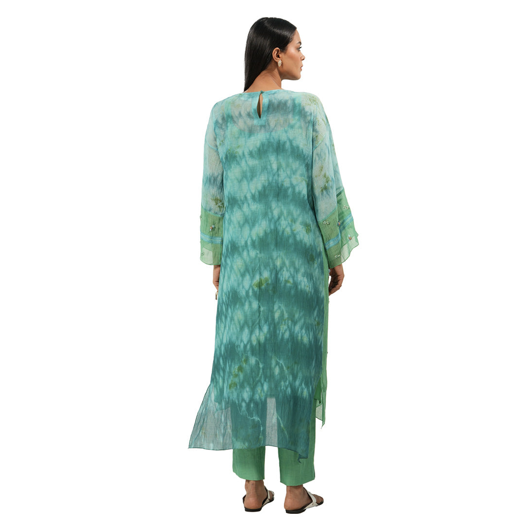 A women wearing Green Kurta Set with pants.