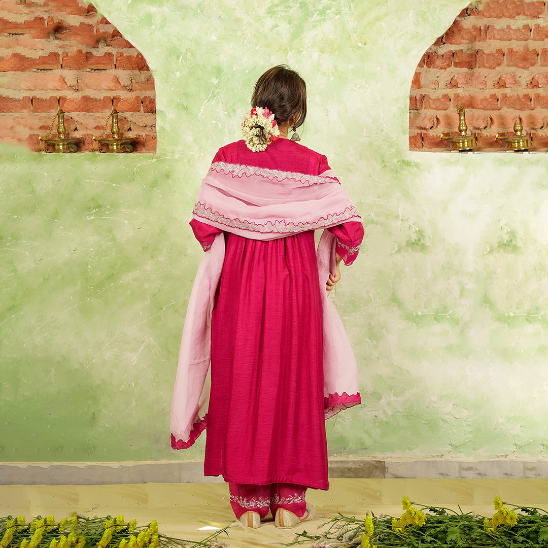 A woman wearing Pink Colored Silk Kurta Set with Organza Dupatta.