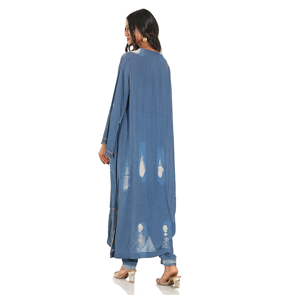 A women wearing blue colored cotton kurta set with full sleeves.