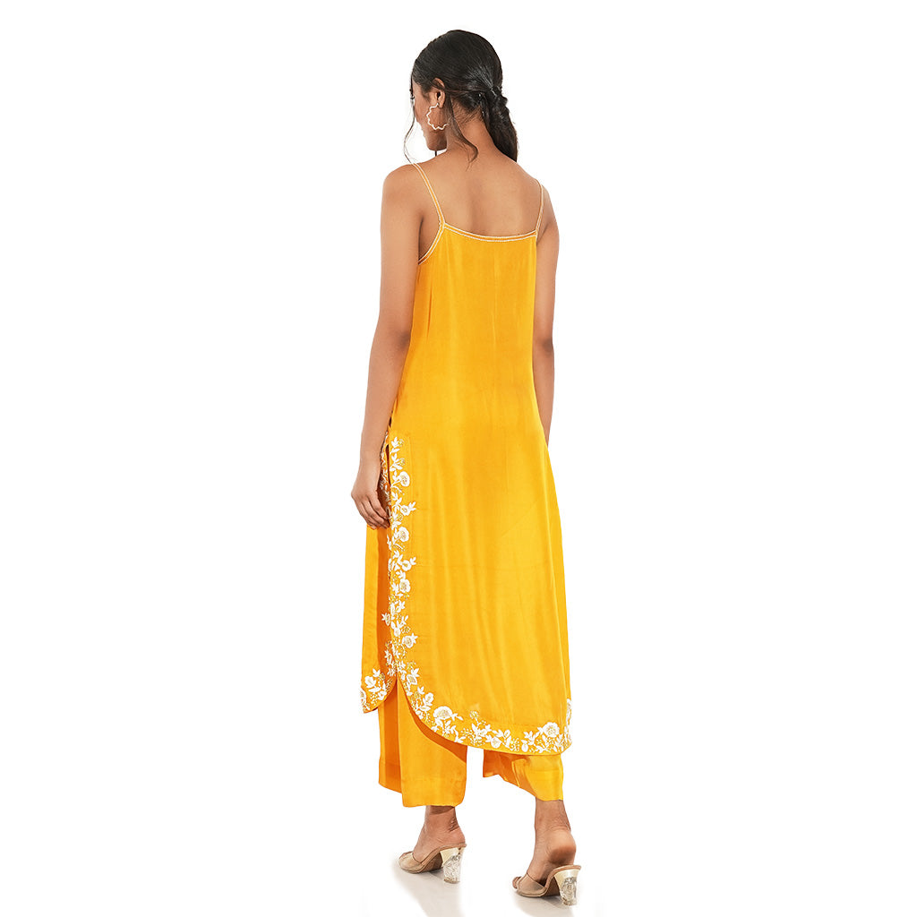 A women wearing stylish whole orange kurta set with palazzo and dupatta.