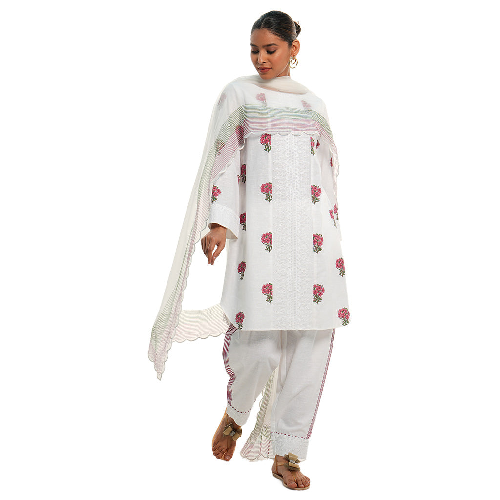 A women wearing White Kurta Set with floral print on Kurta including Dupatta.