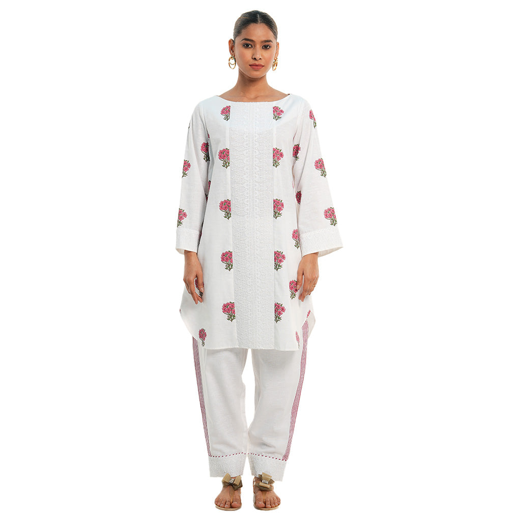 A women wearing White Kurta Set with floral print on Kurta.