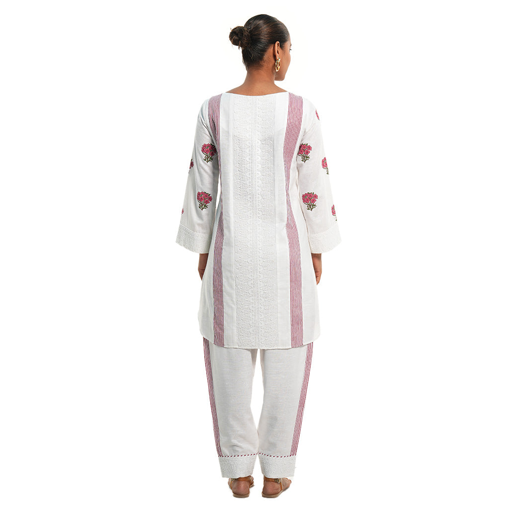 A women wearing White Kurta Set with floral print on Kurta.